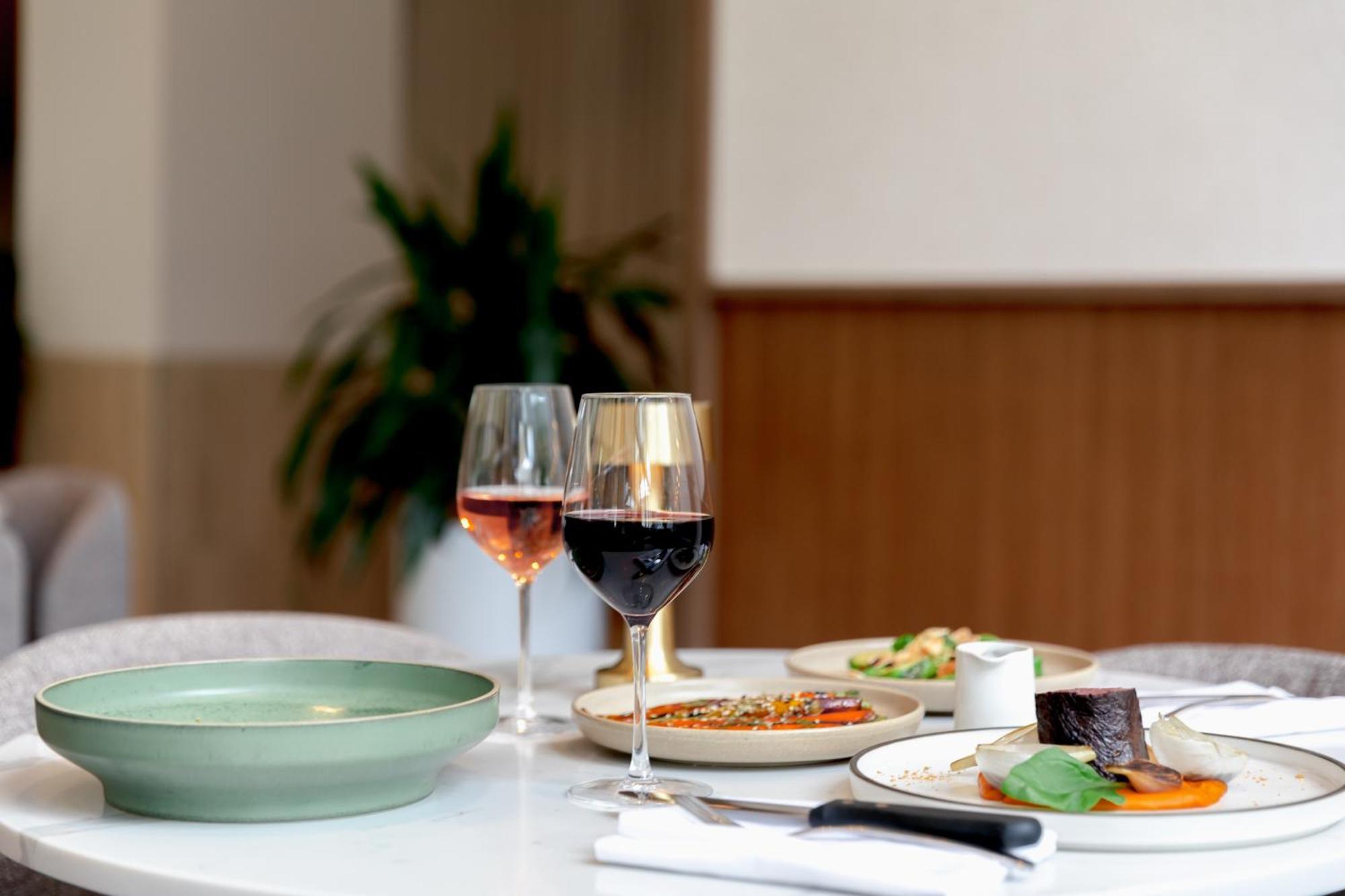 布里斯班阿莫拉酒店 外观 照片 Dishes at the restaurant