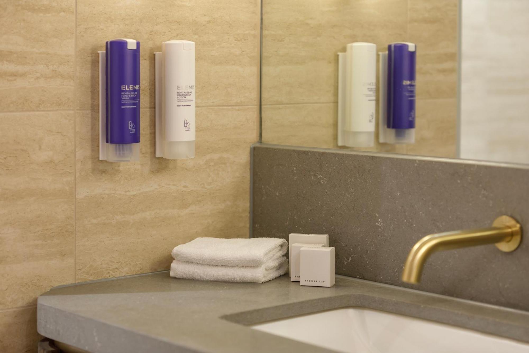 布里斯班阿莫拉酒店 外观 照片 A bathroom with the L:A Bruket products