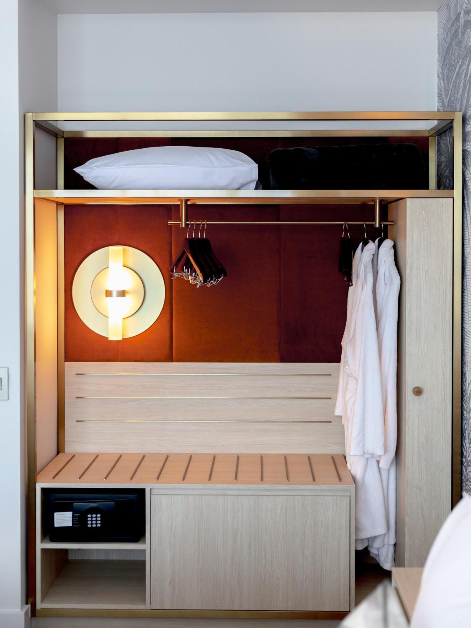 布里斯班阿莫拉酒店 外观 照片 A wall-mounted clothes rack