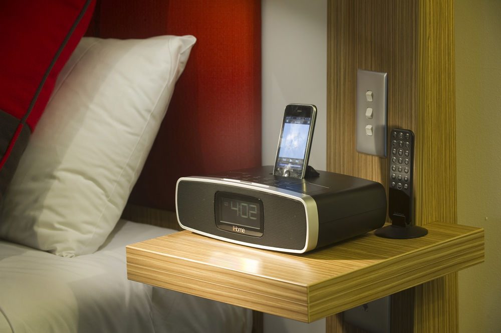 布里斯班阿莫拉酒店 外观 照片 A DAB radio with a docking station for a mobile phone